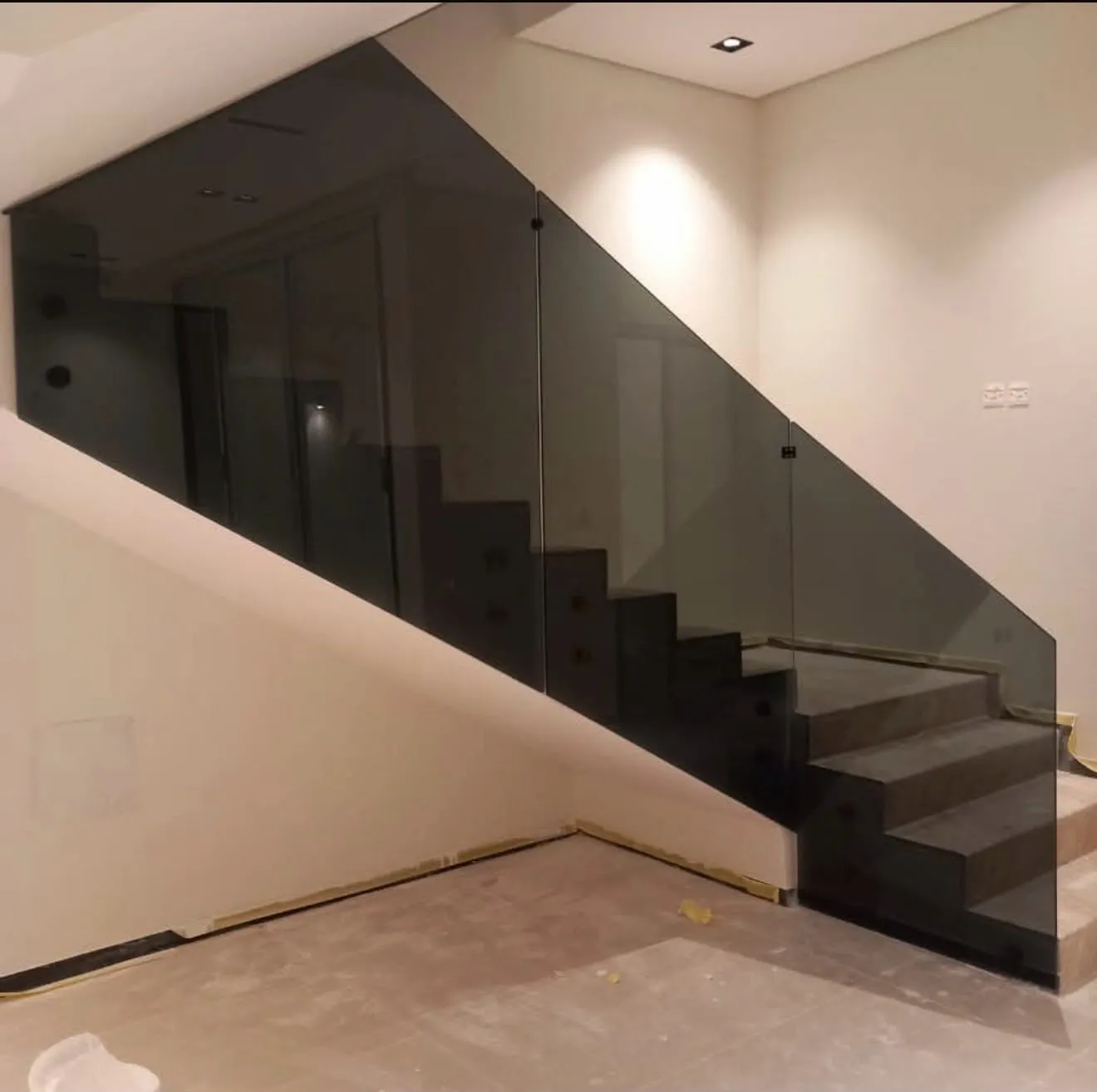 درابزين زجاج بتصميم عصري فاخر (تثبيتات سوداء)