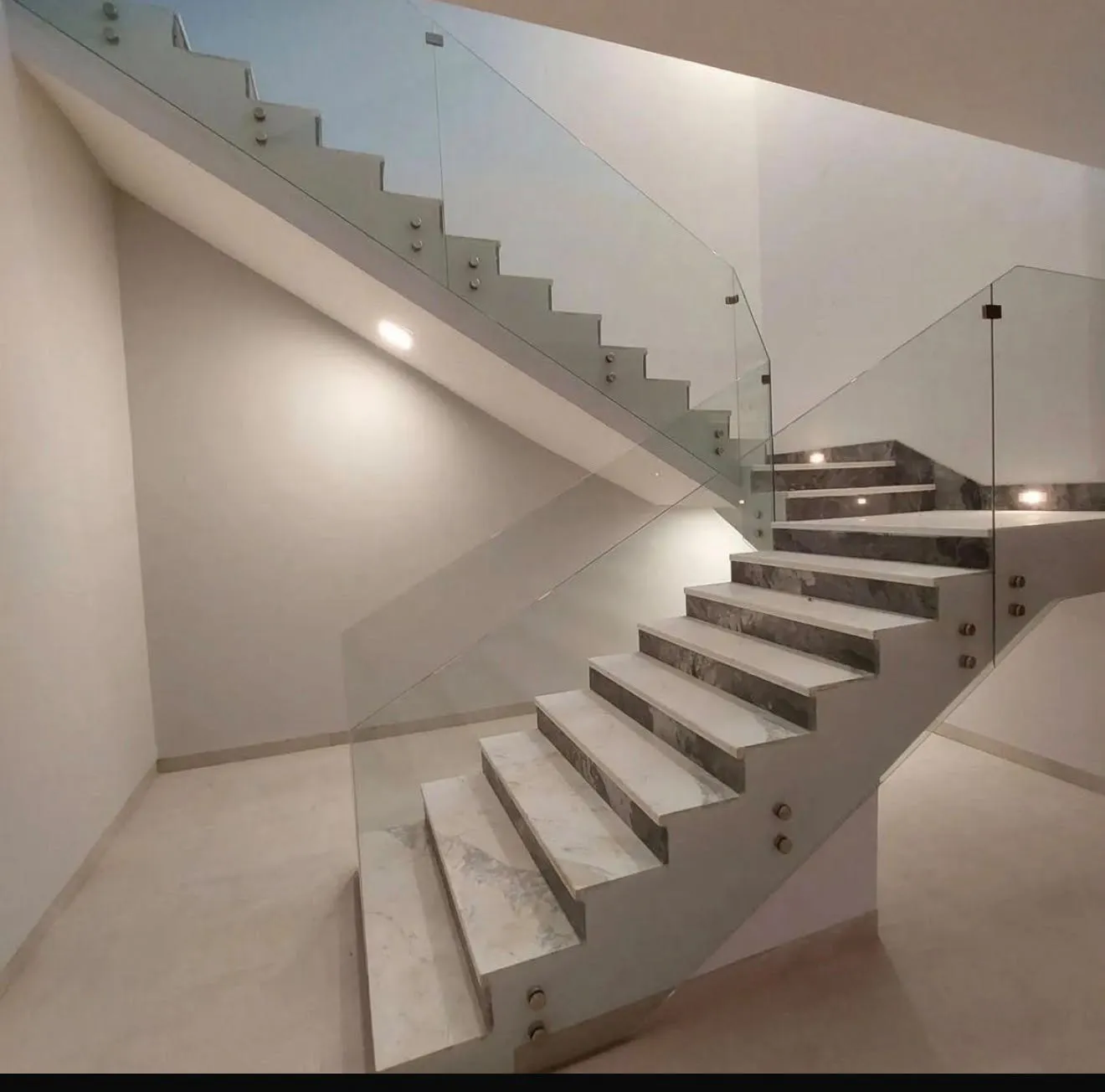 درابزين زجاج بتصميم عصري فاخر (إطار معدني)
