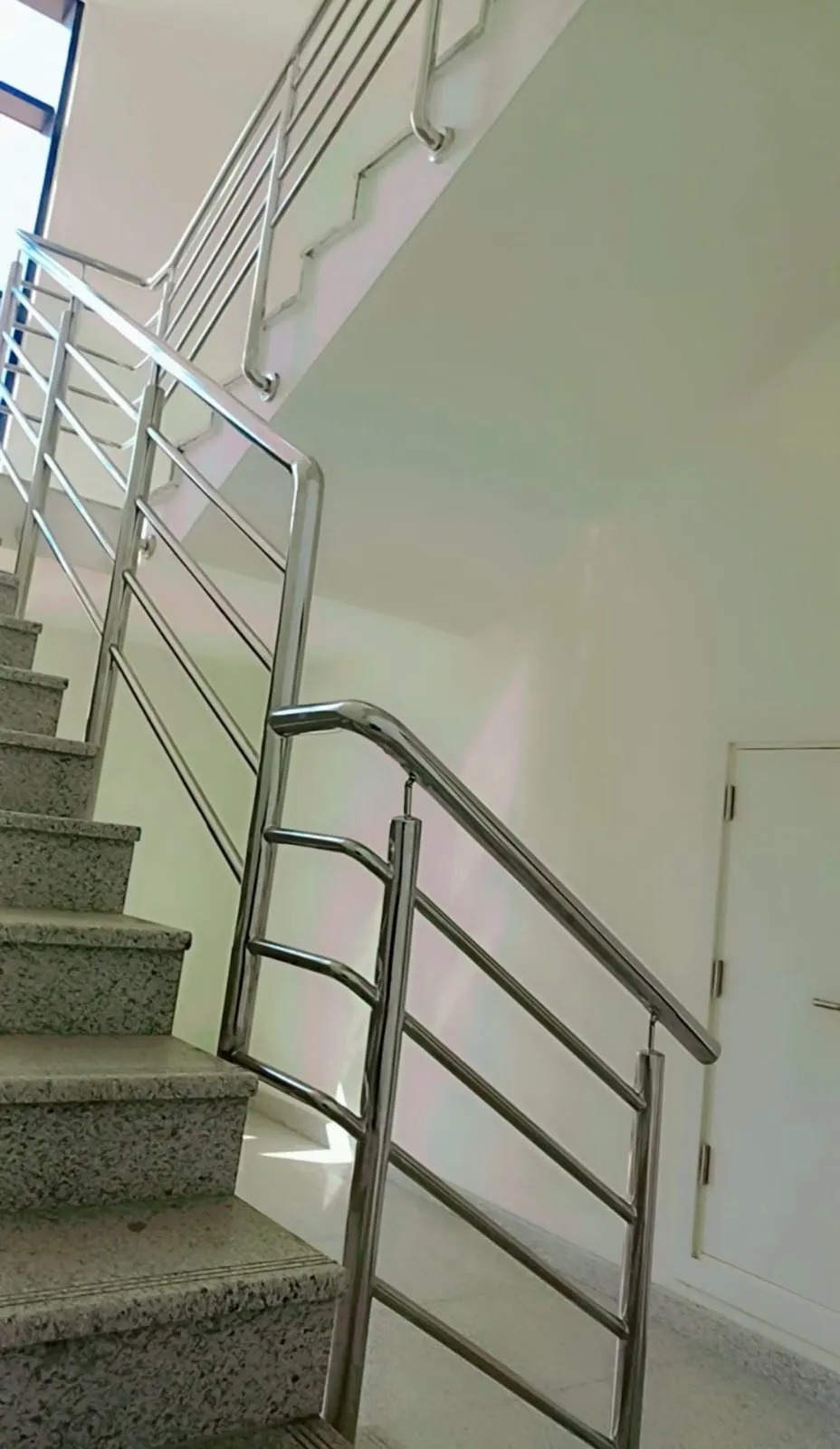 درابزين استانس ستيل بتصميم عصري